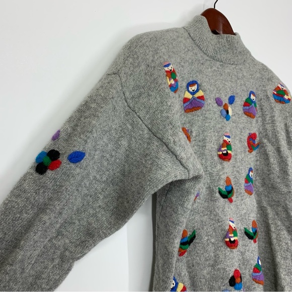 Joye + Fun Vintage 90’s Raised Embroidered People Wool Gray Mock Neck Sweater - Picture 3 of 16